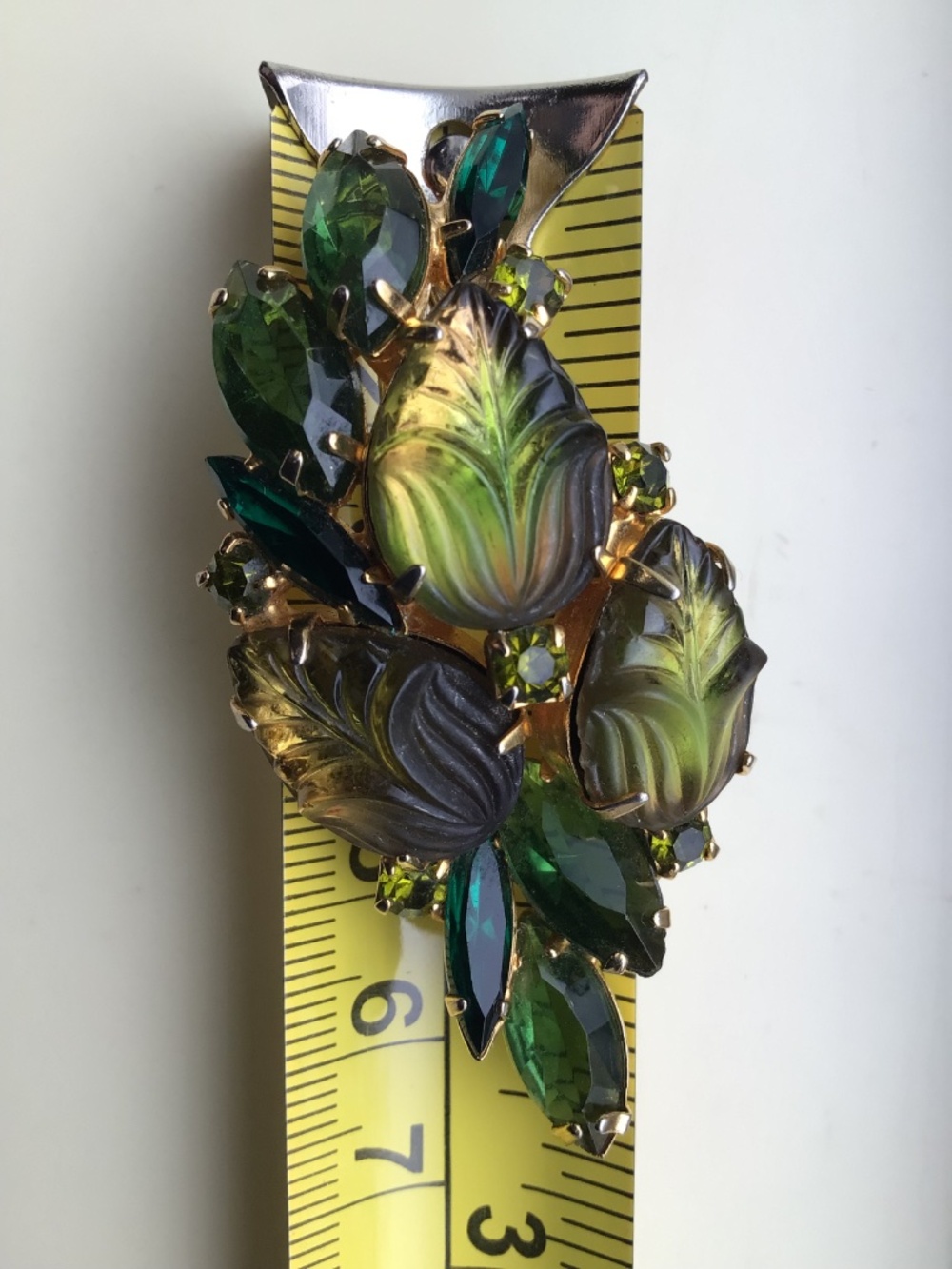 Vintage Green Molded Givre Glass Rhinestone Brooch Goldtone Metal - Picture 13 of 16